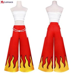 Cosplay da Erza Scarlet, de Fairy Tail, com top branco e calça larga vermelha com chamas amarelas, de frente e de costas