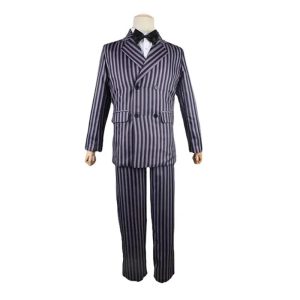 Terno listrado com gravata-borboleta do cosplay do Gomez Addams, A Família Addams, em manequim