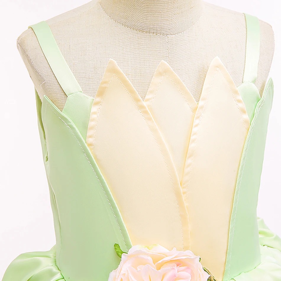 Detalhe do corpete em pétalas verdes e amarelas do vestido infantil da Tiana, de A Princesa e o Sapo