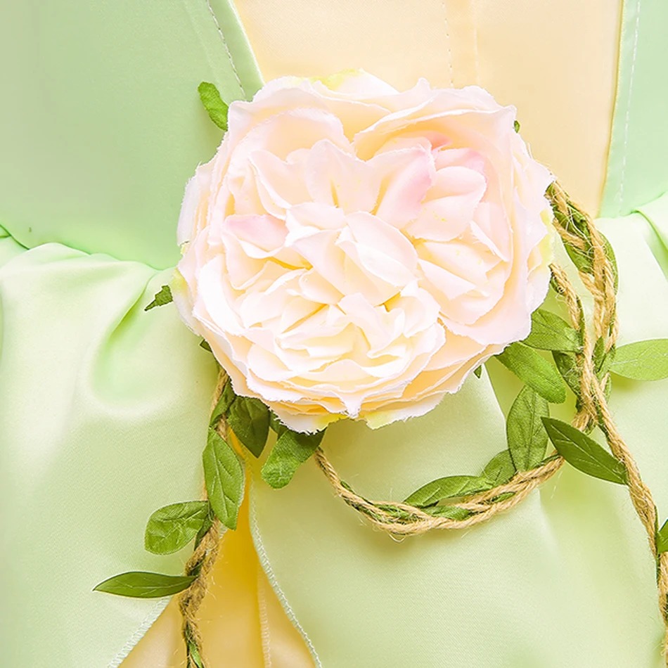 Flor rosa e folhas na cintura do vestido infantil da Tiana, de A Princesa e o Sapo