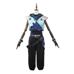 Cosplay da Jett, de Valorant: jaqueta azul-clara de capuz, blusa azul, calça preta, cinto tático e luvas