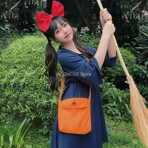 Conjunto do cosplay da Kiki: vestido azul-marinho, laço vermelho, bolsa laranja e vassoura