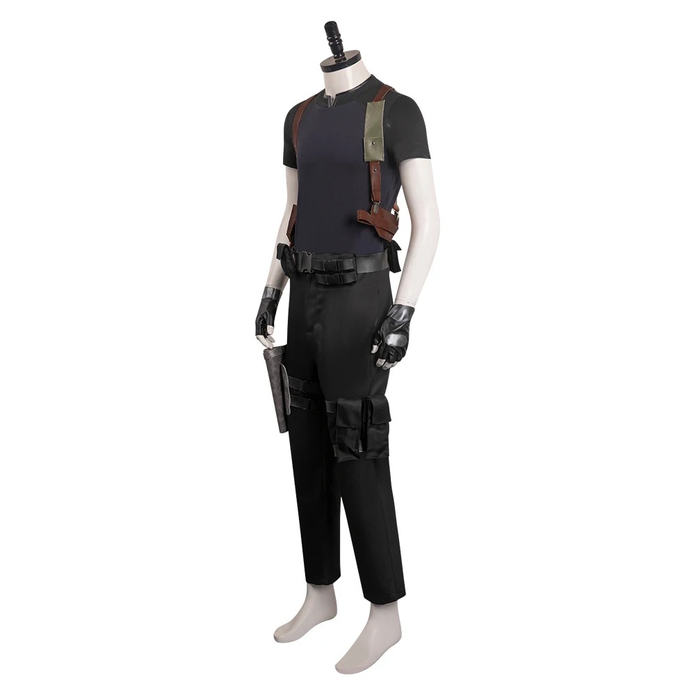 Vista lateral do cosplay do Leon S. Kennedy, de Resident Evil 4, com coldre de perna e cinto
