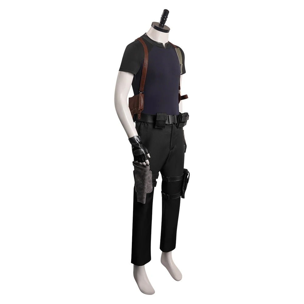 Cosplay do Leon S. Kennedy, de Resident Evil 4, em outro ângulo mostrando os cintos e o coldre