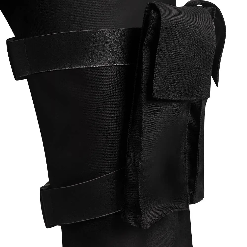 Detalhe do bolso e das tiras da perna da calça do cosplay do Leon S. Kennedy, de Resident Evil 4