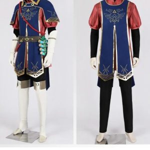 Cosplay do Link com uniforme da Guarda Real, azul e vermelho, de frente e de costas, em Tears of the Kingdom