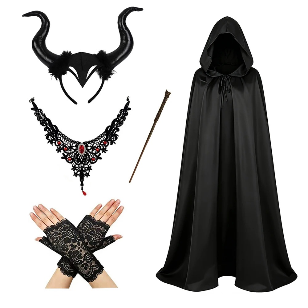 Peças do cosplay da Malévola dispostas lado a lado: chifres, colar de renda, luvas, varinha e capa preta