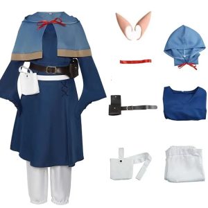 Peças do cosplay da Marcille, de Dungeon Meshi: vestido azul, capa com capuz, cintos, calça branca e orelhas de elfo