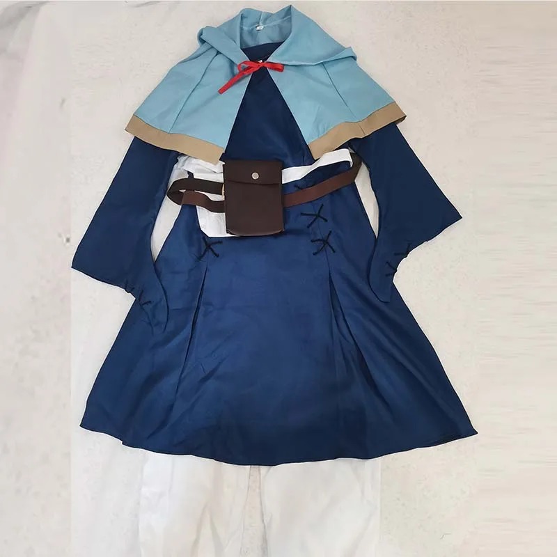 Vestido azul e capa com capuz do cosplay da Marcille, de Dungeon Meshi, vistos de frente