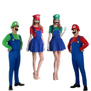 Casais com o cosplay de Luigi e de Mario de Super Mario Bros, em versões masculina e feminina