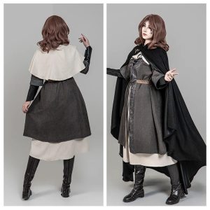 Cosplay da Melina, de Elden Ring: capa preta de capuz, túnica cinza e saia bege, em vista frontal e traseira