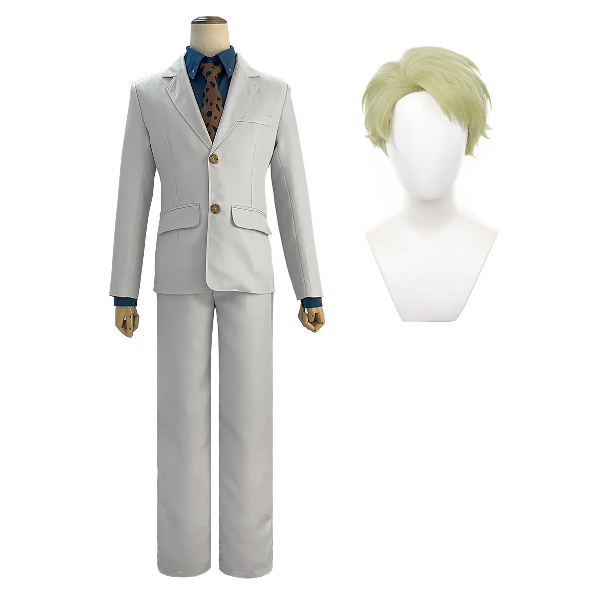 Cosplay do Nanami Kento, de Jujutsu Kaisen: terno cinza claro, camisa azul-escura, gravata e peruca loira