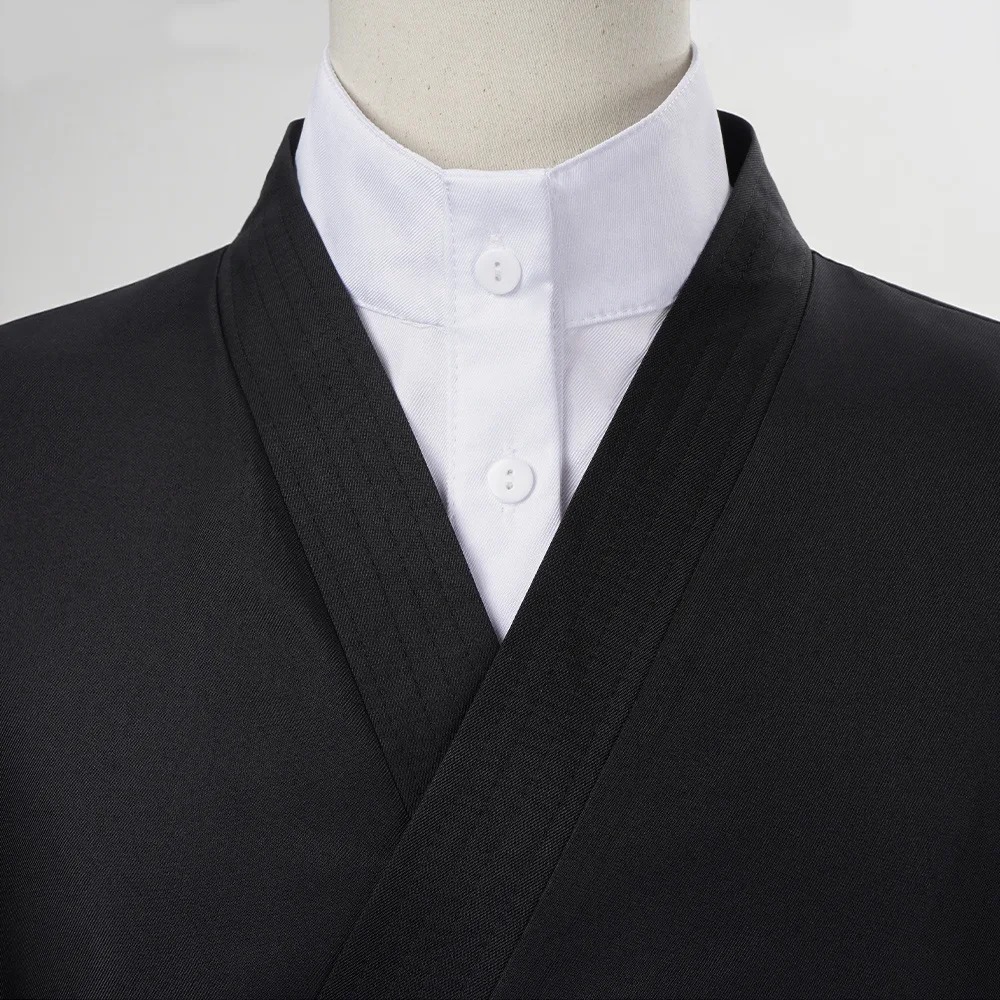 Detalhe da gola de camisa branca sob o quimono preto do cosplay do Naoya Zenin