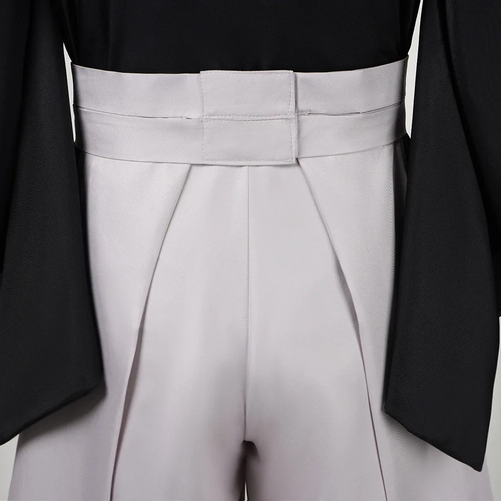 Detalhe do cinto e das pregas da hakama cinza do cosplay do Naoya Zenin