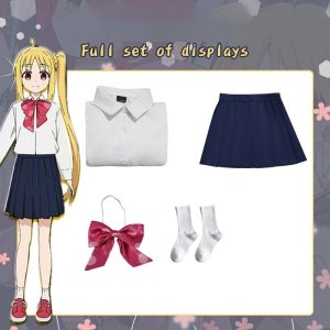Peças do cosplay da Nijika, de Bocchi the Rock!: camisa branca, saia azul-marinho, laço vermelho e meias brancas