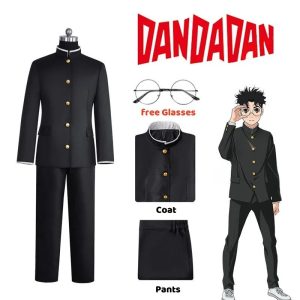 Uniforme preto do Okarun, de Dandadan, com jaqueta de botões dourados, calça e óculos redondos