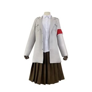 Cosplay da Pieck Finger, de Attack on Titan, de frente: casaco cinza, camisa branca e saia plissada marrom