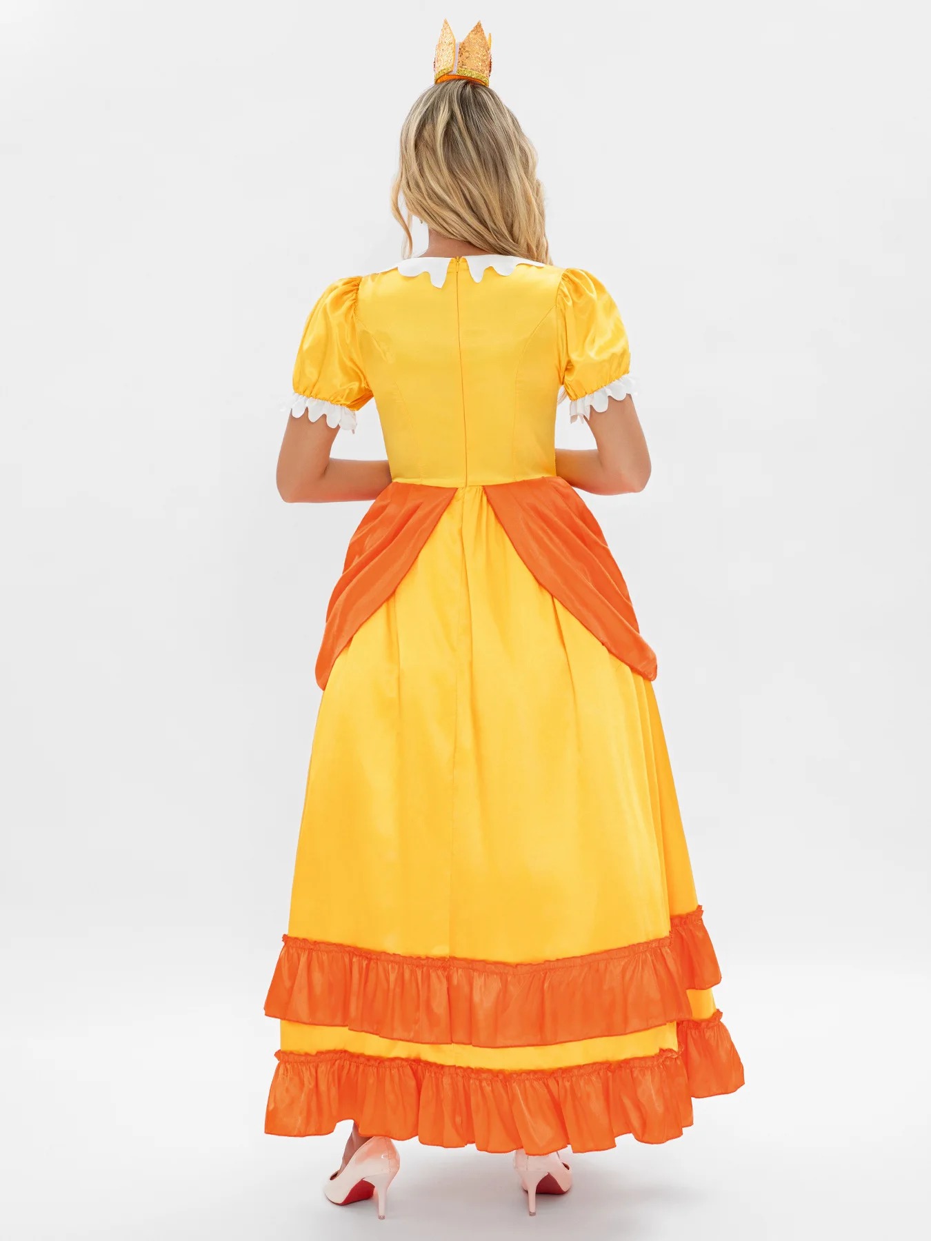 Costas do vestido amarelo e laranja de mangas bufantes do cosplay da Princesa Daisy
