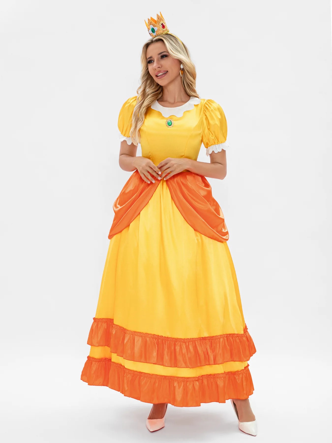 Cosplay da Princesa Daisy visto de frente, com saia ampla amarela e laranja
