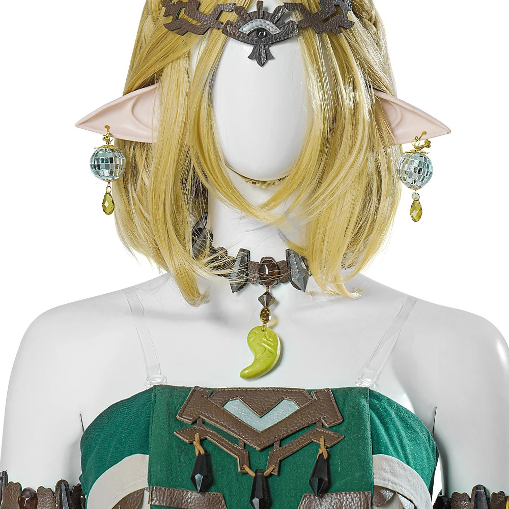 Detalhe da tiara, colar e orelhas élficas do cosplay da Zelda de Tears of the Kingdom
