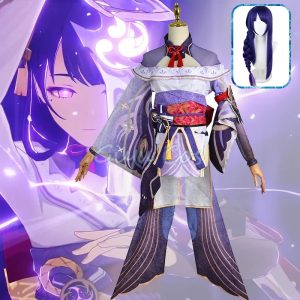 Cosplay da Raiden Shogun, de Genshin Impact, em manequim com a peruca roxa trançada ao lado