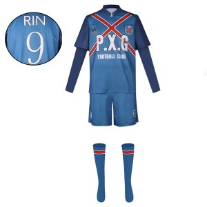 Uniforme azul do Rin Itoshi, de Blue Lock, com camisa de manga longa por baixo, shorts e meias