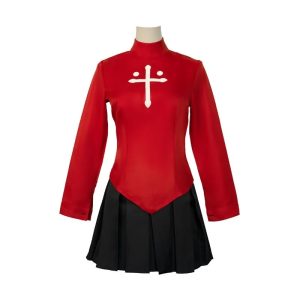 Blusa vermelha de gola alta com cruz branca e saia plissada preta do cosplay da Rin Tohsaka, de Fate/stay night