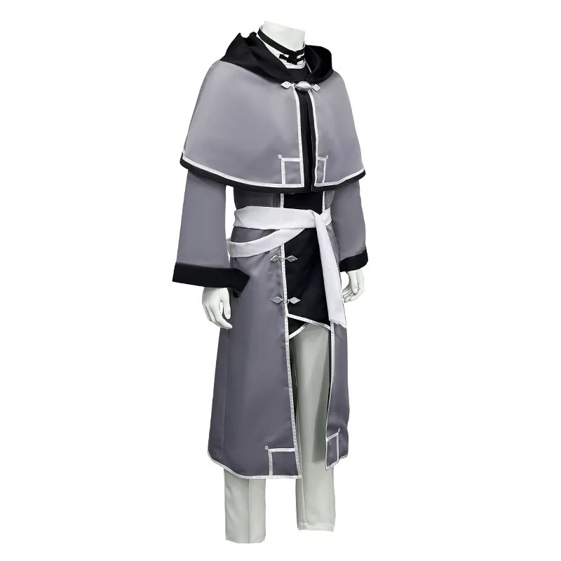 Traje cosplay do Rudeus Greyrat visto de lado, com casaco longo cinza e calça clara