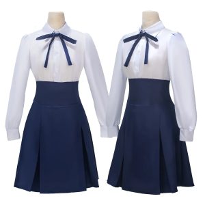 Blusa branca com laço azul-marinho e saia azul do cosplay da Saber, de Fate/stay night, em manequim