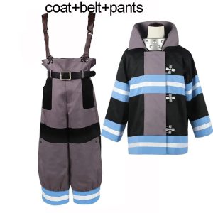 Casaco preto com faixas azuis e calça com suspensório do cosplay do Shinra Kusakabe, de Fire Force