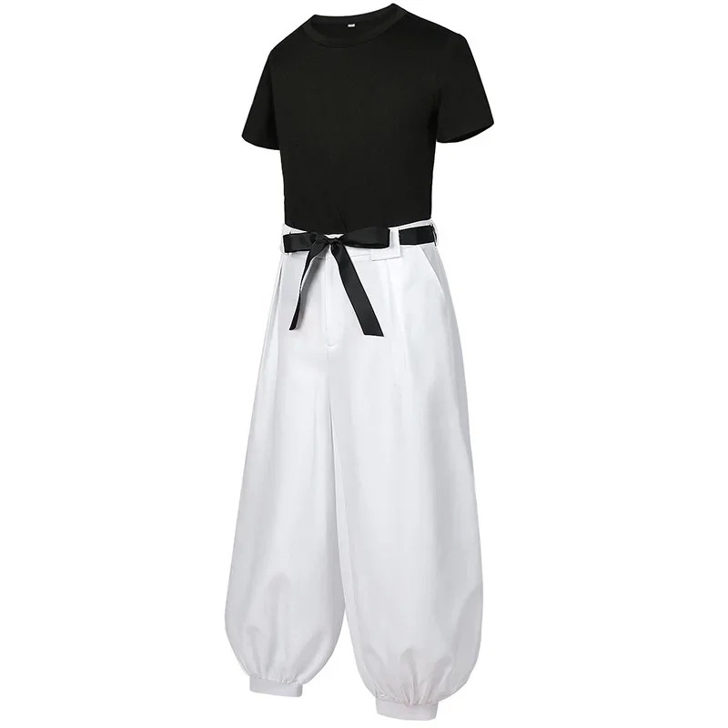 Camiseta preta e calça branca larga com faixa na cintura do cosplay do Toji Fushiguro