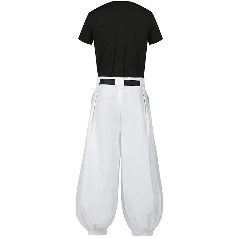 Costas do cosplay do Toji Fushiguro, de Jujutsu Kaisen, com camiseta preta e calça branca
