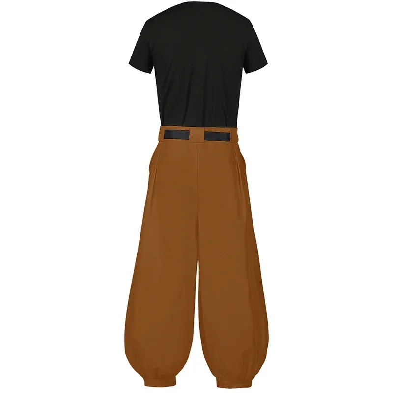 Versão do cosplay do Toji com camiseta preta e calça marrom larga, Jujutsu Kaisen