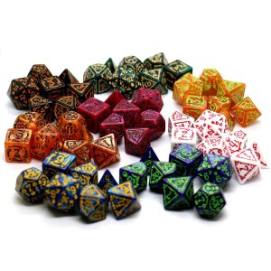 Vários conjuntos de dados de RPG de Halloween em cores diferentes, com símbolos em relevo