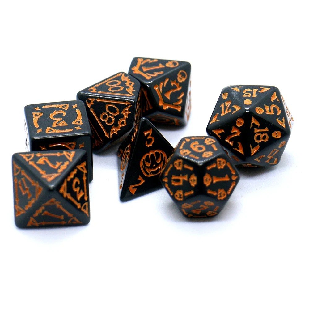Conjunto de dados de RPG pretos com números e símbolos laranja de Halloween