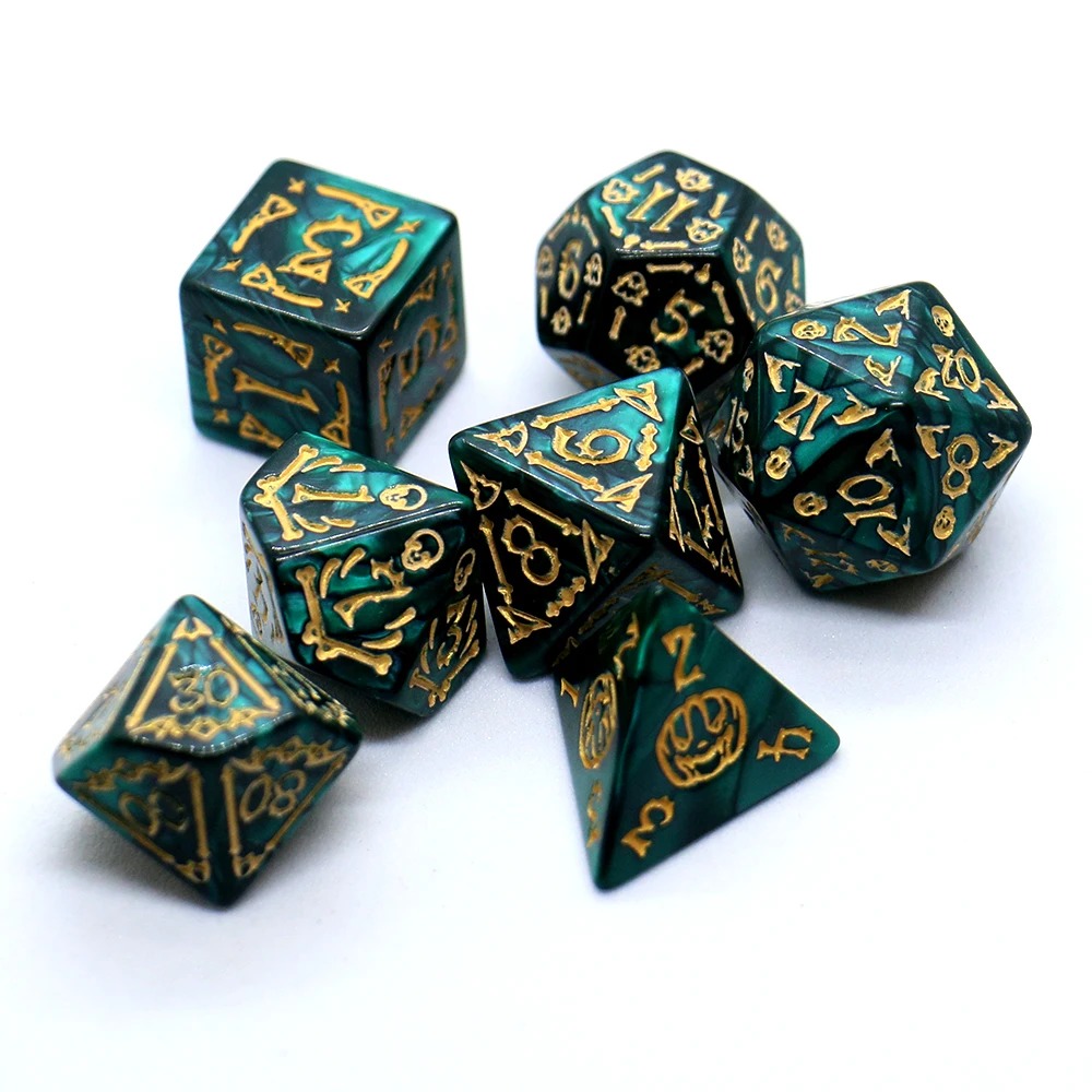Conjunto de dados de RPG verde-escuros com símbolos dourados de Halloween