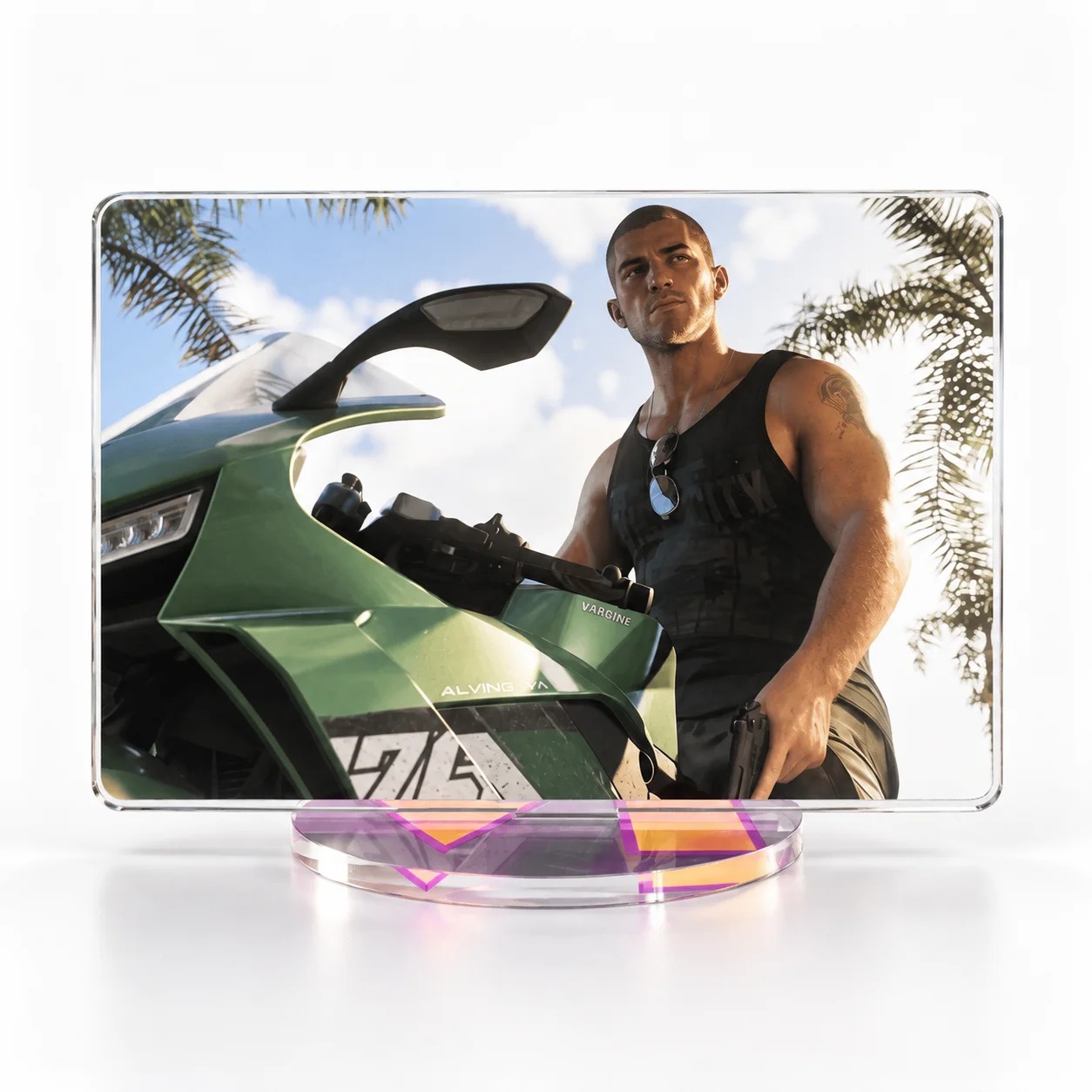 Display de acrílico horizontal com personagem de regata ao lado de uma moto verde