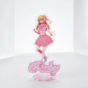 Display de acrílico da Ruby Hoshino, de Oshi no Ko, em pé de vestido rosa, com o nome em letras cor-de-rosa na base