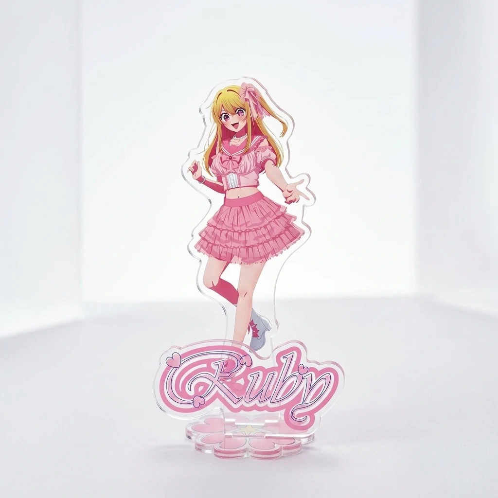 Display de acrílico da Ruby Hoshino, de Oshi no Ko, em pé de vestido rosa, com o nome em letras cor-de-rosa na base