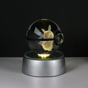 Esfera de cristal em formato de Pokébola com o Pikachu gravado em 3D sobre base iluminada