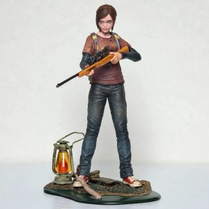 Estátua da Ellie, de The Last of Us, em pé com o rifle nas mãos, sobre base com lanterna