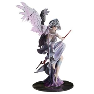 Estátua do Kaworu Nagisa, de Evangelion, com asas abertas, manto claro e lança vermelha sobre base transparente