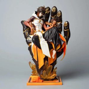 Estátua do Zhongli, de Genshin Impact, sentado em uma mão de pedra sobre base laranja
