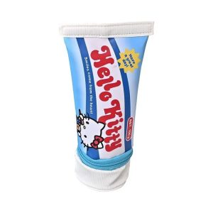 Estojo azul em formato de tubo de pasta de dente com a Hello Kitty estampada, sobre fundo branco