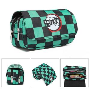 Estojo com estampa xadrez verde e preta do haori do Tanjiro e emblema de Demon Slayer, com detalhes dos compartimentos