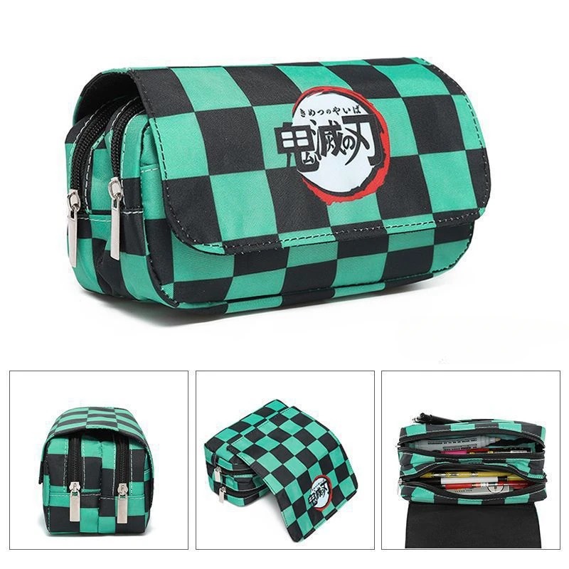 Estojo com estampa xadrez verde e preta do haori do Tanjiro e emblema de Demon Slayer, com detalhes dos compartimentos