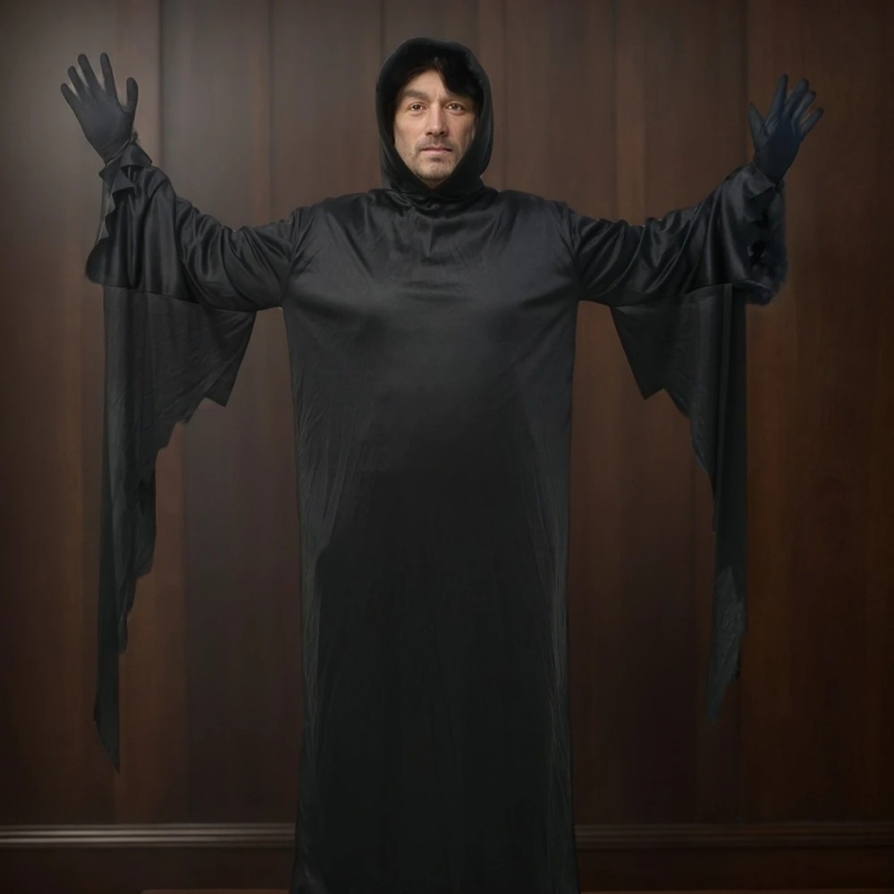 Homem de braços abertos usando a túnica preta com capuz e mangas rasgadas do Ghostface