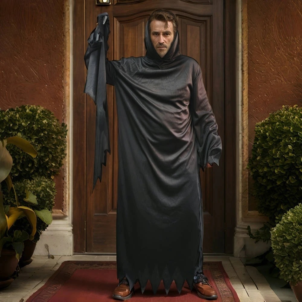 Homem em frente a uma porta de madeira usando a túnica preta com capuz de Ghostface