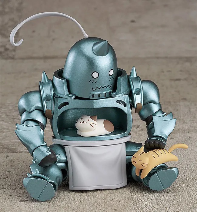 Figure do Alphonse Elric com a cabeça removida, mostrando um gatinho dentro da armadura