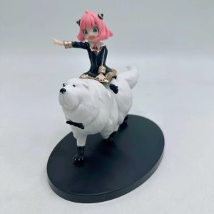 Figure da Anya montada no Bond, de Spy x Family, apontando para a frente sobre base oval preta